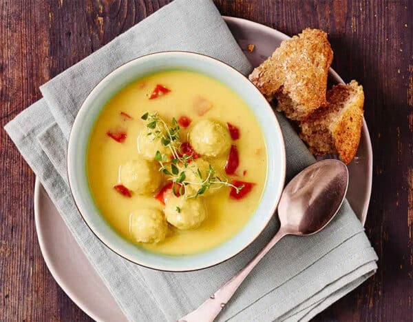 Blomkålssuppe med kødboller og grovbolle