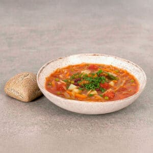 Vegetarisk minestronesupper med grovbolle - færdiglavet