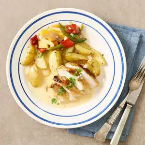 Appelsinmarineret kyllingebryst m. sur/søde grønsager & kartoffelbåde