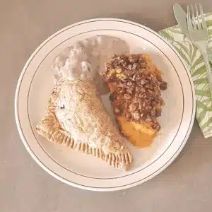 Indbagt vegetarisk steg med sødkartoffelmos og rødvinssauce