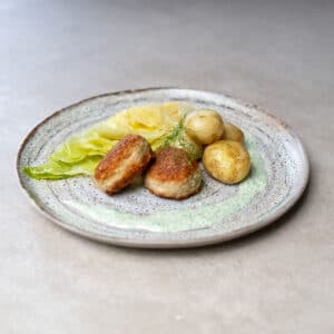Frikadeller med nye kartofler, dampet spidskål og kryddersmør