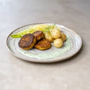 Gulerodsdeller med nye kartofler, dampet spidskål og kryddersmør